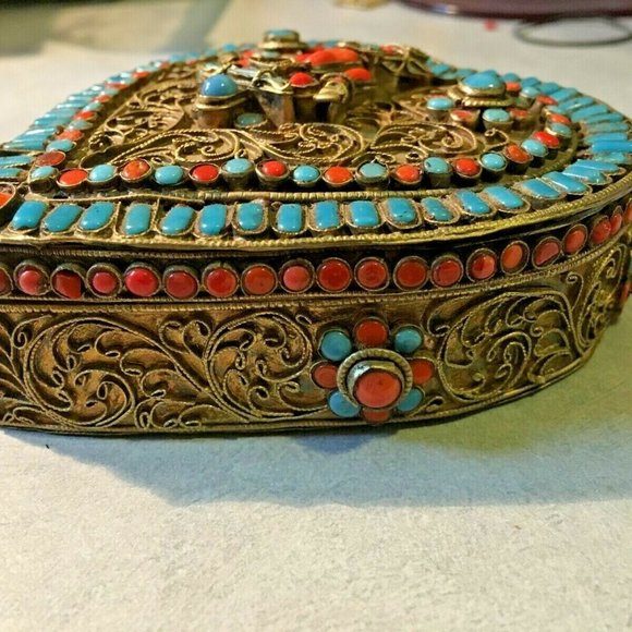 Antique Tibetan Ghau, Gau, box encrusted with glass beads depicting goddess Tara - Picture 3 of 11